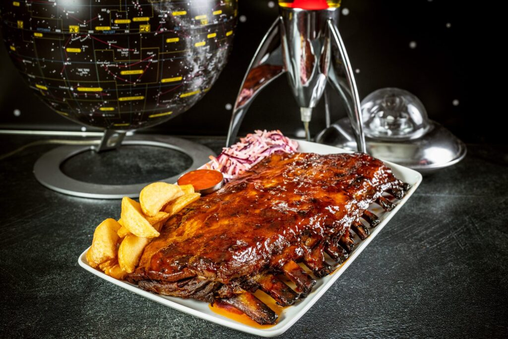 BBQ svinjska rebarca sa krompir kriškama i kupus salatom — Intergalactic Diner, Beograd
