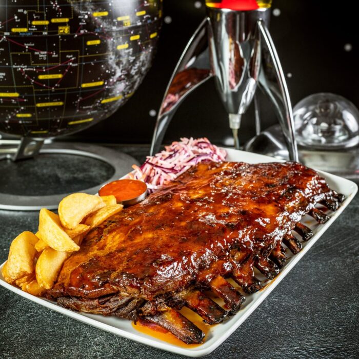 BBQ rebarca BBQ svinjska rebarca sa krompir kriškama i kupus salatom — Intergalactic Diner, Beograd