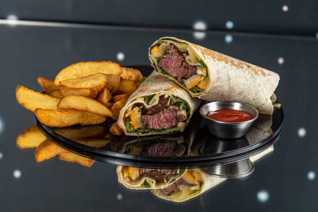 Beef Swirl rolat sa junećim mesom i krompir kriškama — Intergalactic Diner, Beograd
