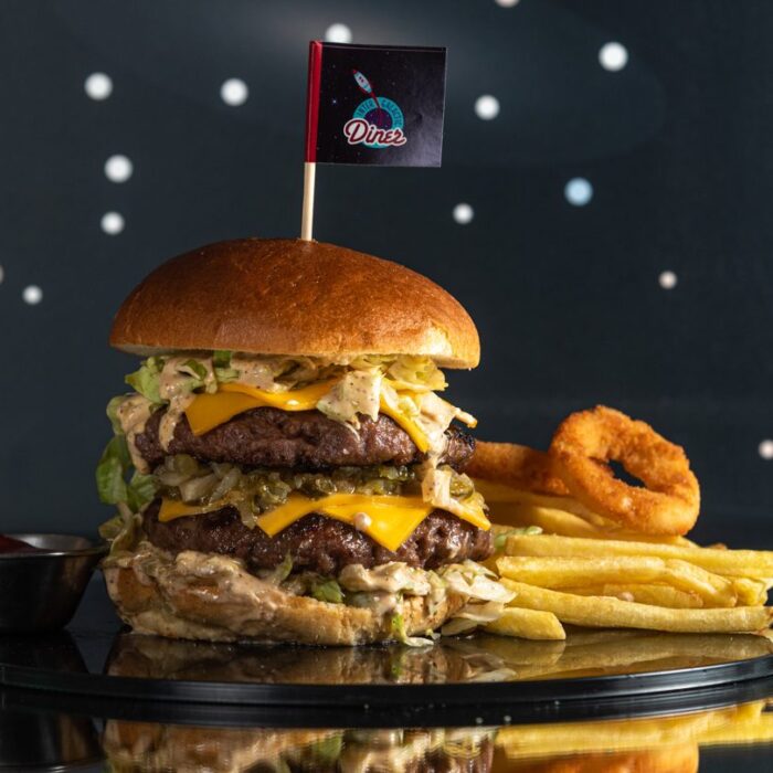 Big Dipper burger Big Dipper burger sa duplim mesom i rastopljenim čedarom — Intergalactic Diner, Beograd