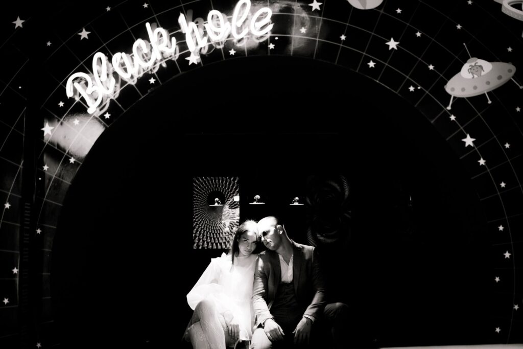 Neonski luk Black Hole sobe — Intergalactic Diner Vračar, Beograd