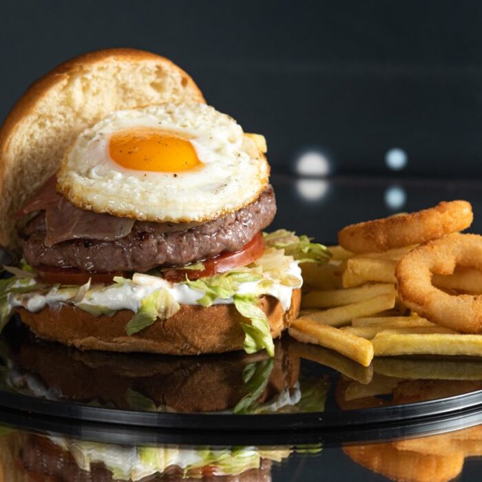 Black Hole Sun burger Black Hole Sun burger sa jajetom na oko i pršutom — Intergalactic Diner, Beograd