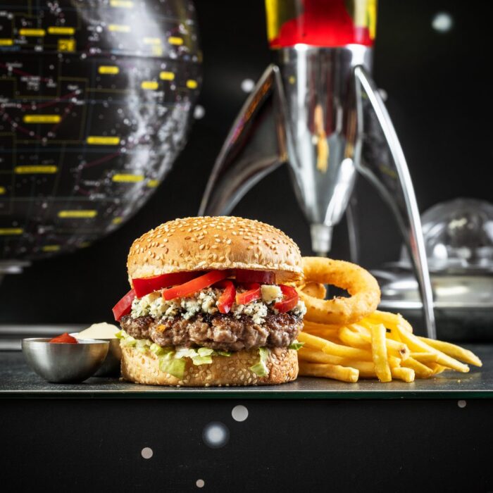 Blue Planet burger Blue Planet burger sa plavim sirom, pomfritom i ringsima — Intergalactic Diner, Beograd