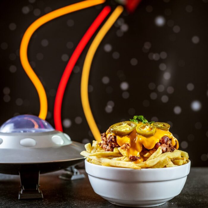 Cheese Fries Pomfrit sa rastopljenim čedarom, čili mesom i halapenjo papričicama — Intergalactic Diner, Beograd
