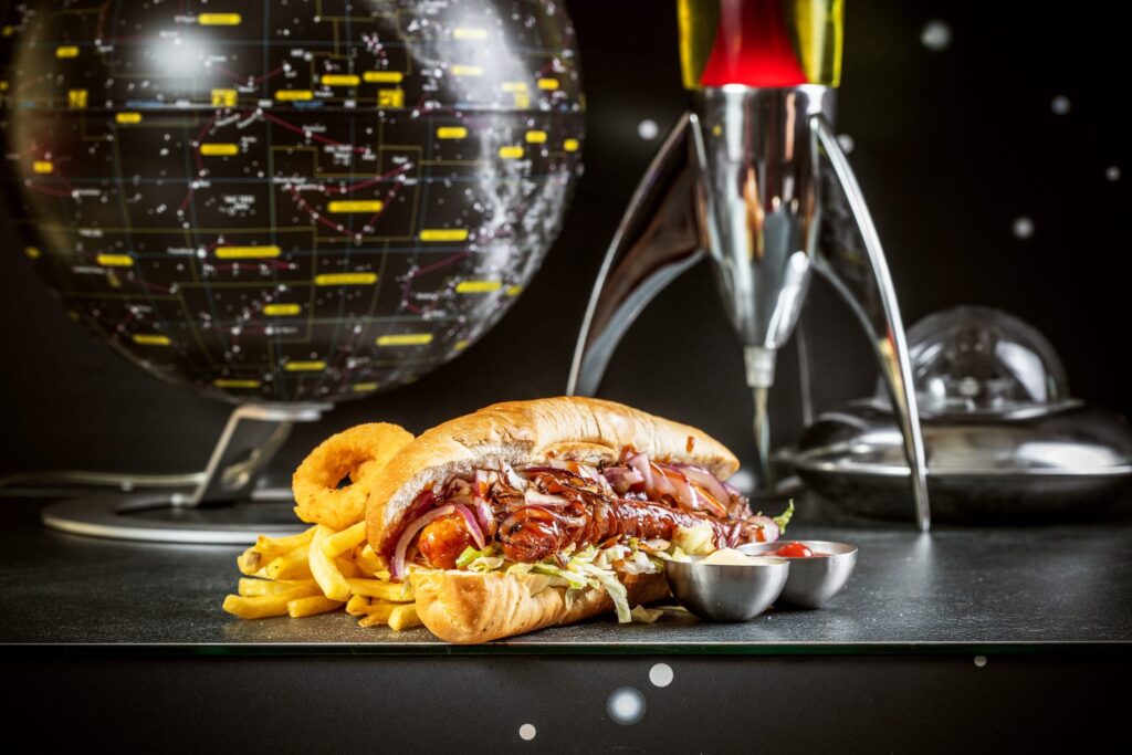 Classic Dog — roštiljska kobasica sa BBQ sosom i grilovanim crvenim lukom — Intergalactic Diner, Beograd