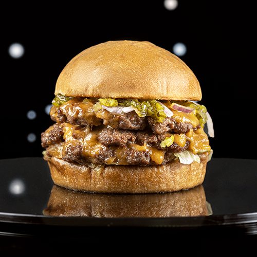 Classic Smash burger Classic Smash burger sa čedar sirom i kiselim krastavčićima — Intergalactic Diner, Beograd