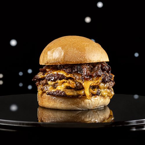 Crash Smash burger Crash Smash burger sa svinjskim rebrima i slatko-ljutim sosom — Intergalactic Diner, Beograd