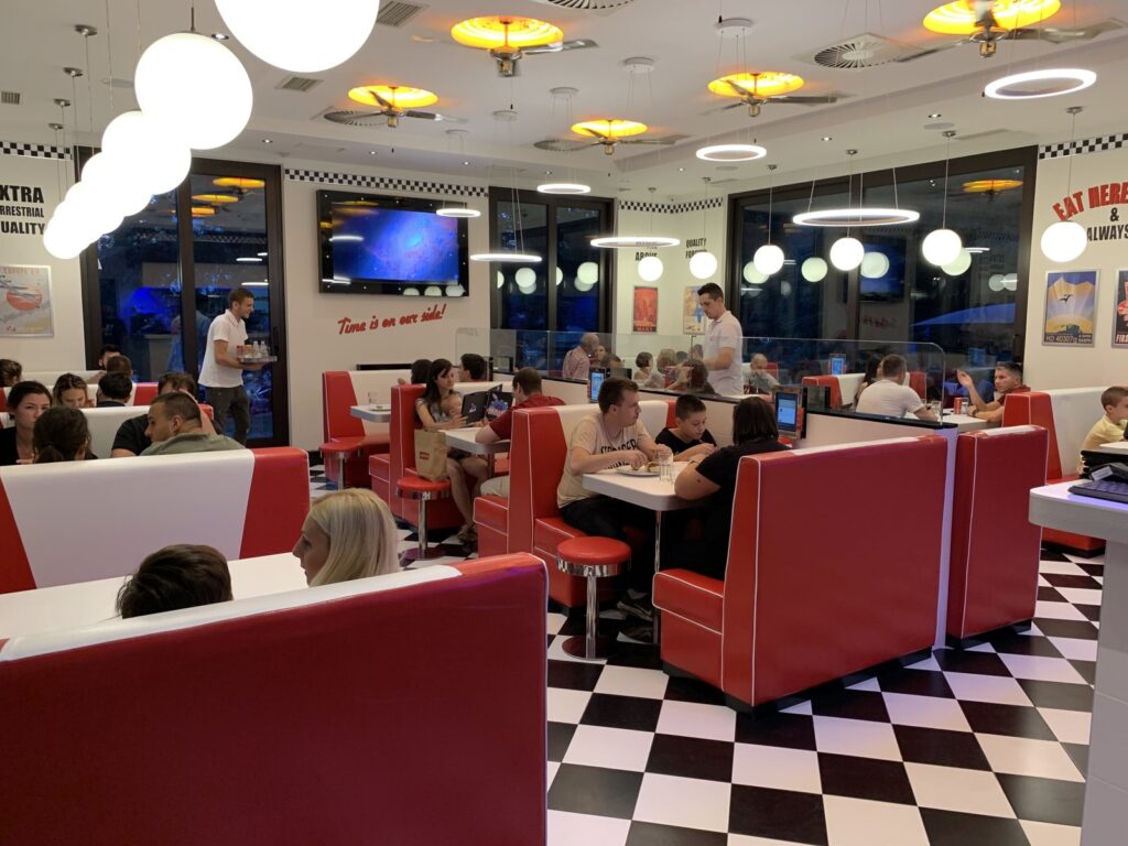 Pun Intergalactic Diner, porodice i gosti za crvenim separeima