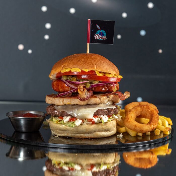 Enterprise burger Enterprise burger sa junetinom, piletinom i kobasicom — Intergalactic Diner, Beograd