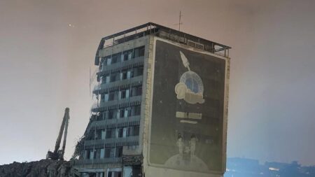 Poslednji zid Hotela Jugoslavija sa bilbordom Intergalactic Diner-a tokom rušenja, Novi Beograd