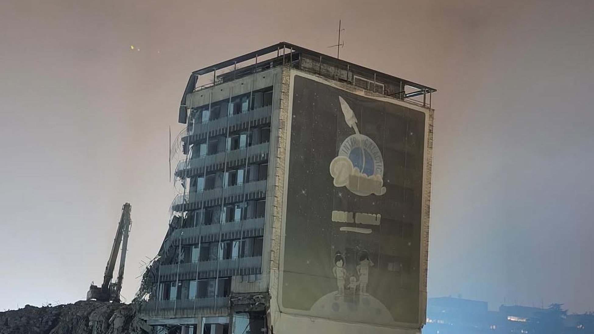 Poslednji zid Hotela Jugoslavija sa bilbordom Intergalactic Diner-a tokom rušenja, Novi Beograd