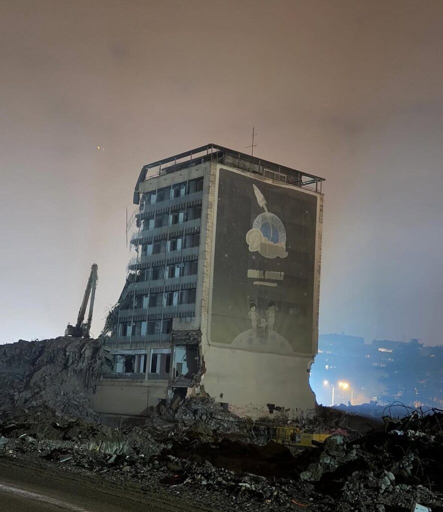 Bilbord Intergalactic Diner-a preko cele fasade Hotela Jugoslavija, na poslednjem zidu pred rušenje