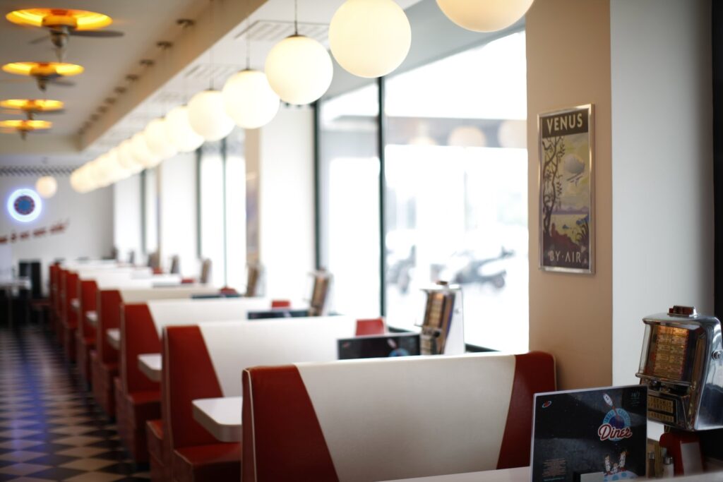 Crveni separei, globus lampe i plakat za Veneru — Intergalactic Diner u Hotelu Jugoslavija