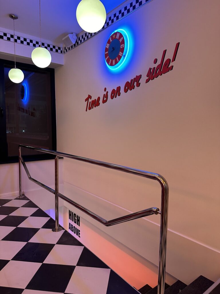 Stepenice ka drugom spratu sa neonom Time is on our side — Intergalactic Diner Novi Beograd