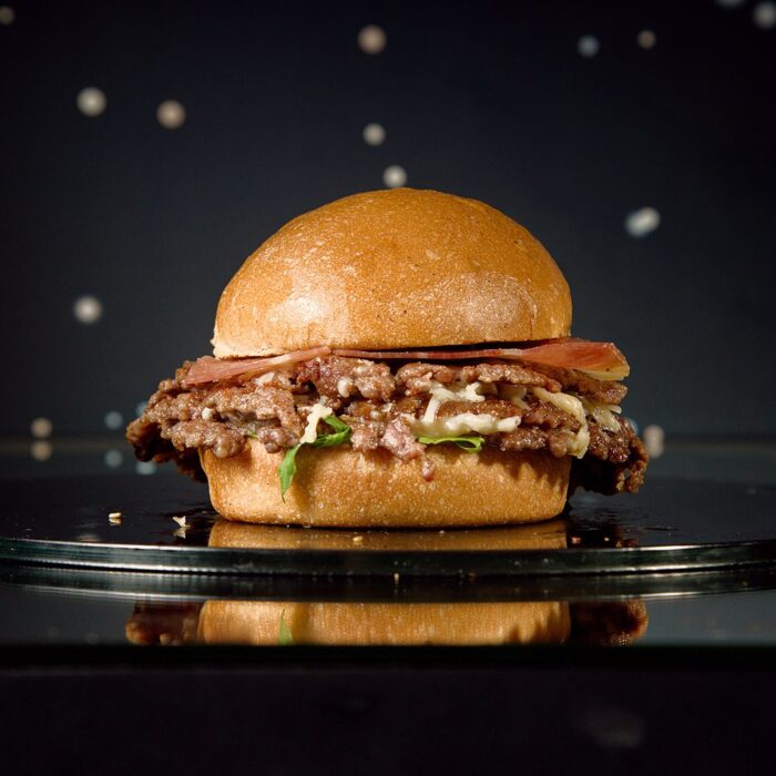 Lambo Smash burger Lambo Smash burger sa pršutom, parmezanom i uljem tartufa — Intergalactic Diner, Beograd