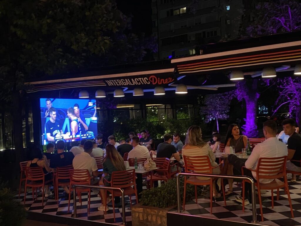 Letnji bioskop na velikom LED ekranu u bašti — Intergalactic Diner Novi Beograd