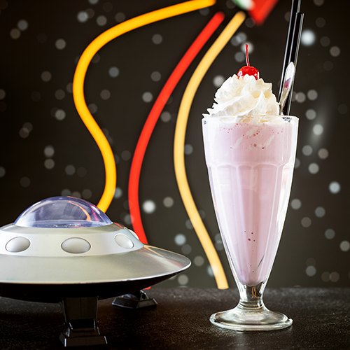 Milkshake od jagode sa šlagom i višnjom — Intergalactic Diner, Beograd