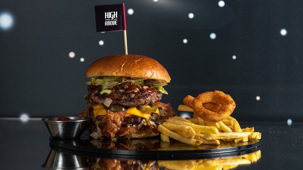 Multiverse burger sa duplom slaninicom, halapenjo papričicama i BBQ sosom — Intergalactic Diner, Beograd