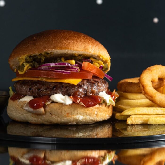 Original burger Original hamburger sa čedarom, paradajzom i crvenim lukom — Intergalactic Diner, Beograd