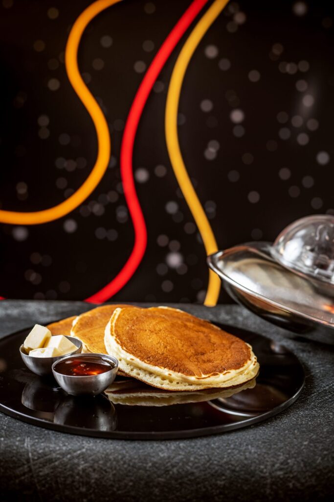 Američke palačinke sa javorovim sirupom i puterom — Intergalactic Diner, Beograd