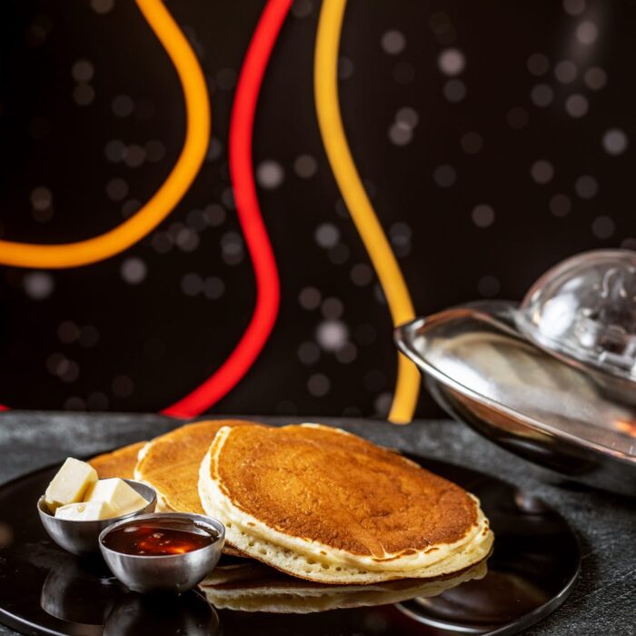 Pancakes Američke palačinke sa javorovim sirupom i puterom — Intergalactic Diner, Beograd