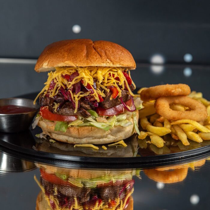 Philadelphia Experiment burger Philadelphia Experiment burger sa seckanim biftekom i rendanim čedarom — Intergalactic Diner, Beograd