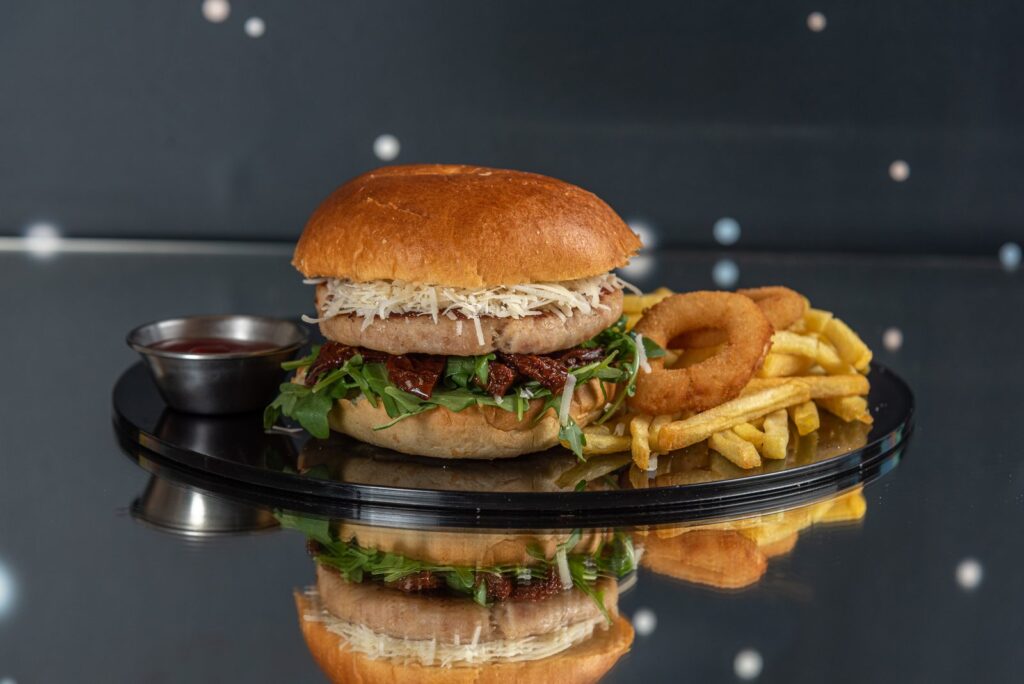 Rock E.T. chickburger sa sušenim paradajzom, parmezanom i rukolom — Intergalactic Diner, Beograd