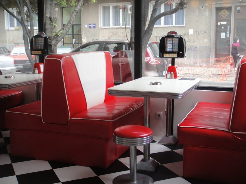 Crveni separe sa džuboksom na stolu — Intergalactic Diner Vračar, Beograd