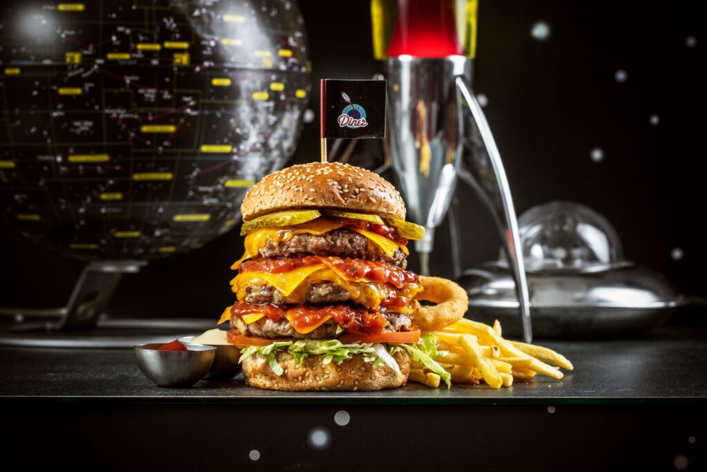 Triple Trip burger sa tri mesa i tri sira — Intergalactic Diner, Beograd