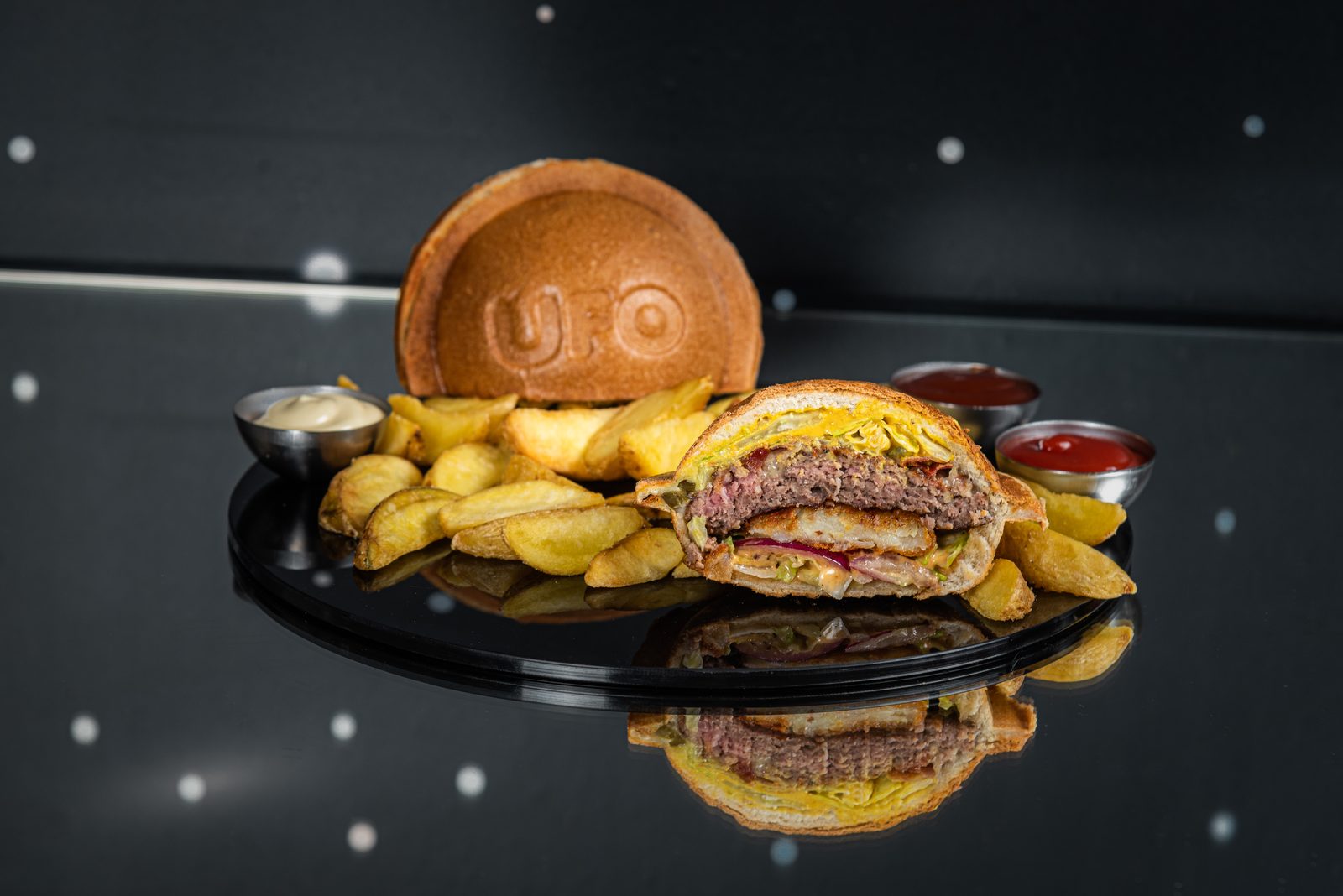 Presek UFO burgera — zatvorena tostirana zemička i pečeno juneće meso