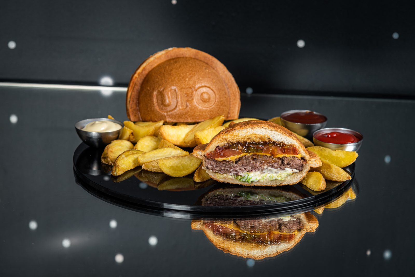 UFO burger Cheez — Intergalactic Diner Beograd