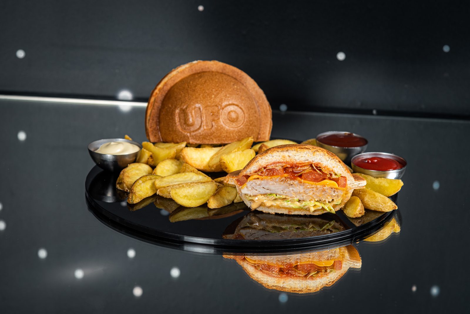 UFO burger Chick Cheez sa pilećim fileom — Intergalactic Diner Beograd
