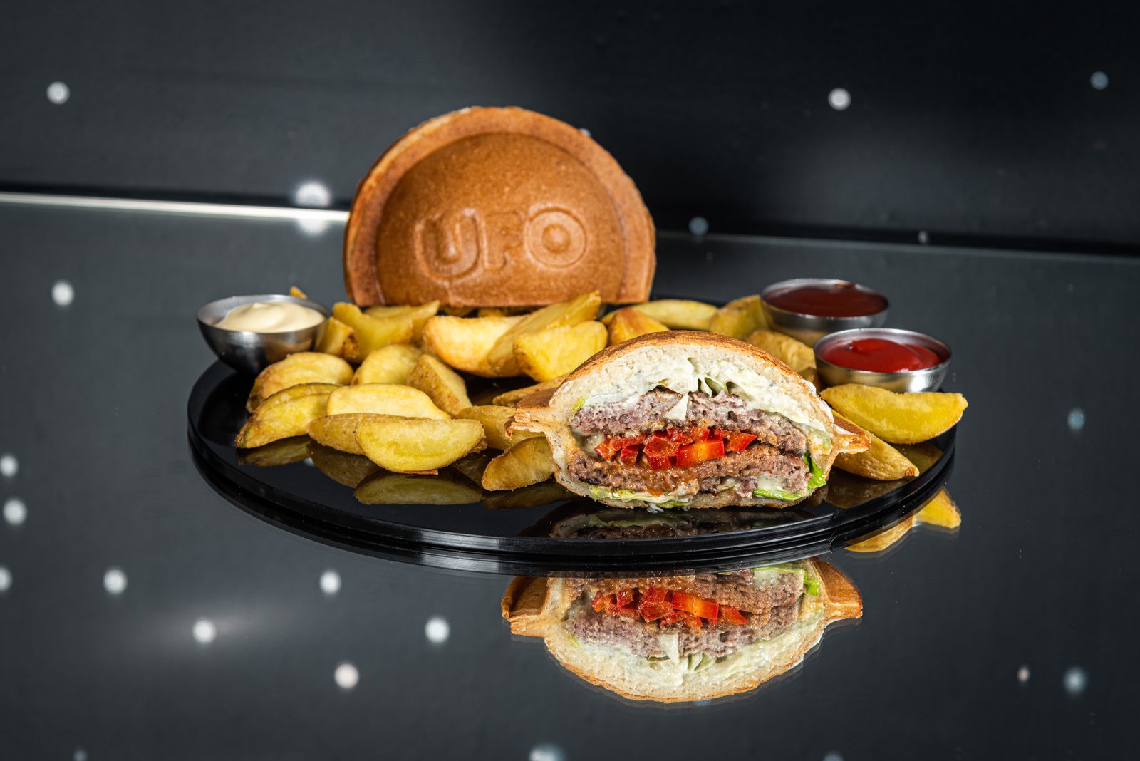 UFO burger Galacticus sa gorgonzolom — Intergalactic Diner Beograd