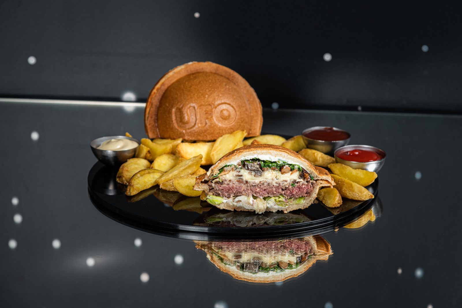 UFO burger Psyop sa pečurkama — Intergalactic Diner Beograd
