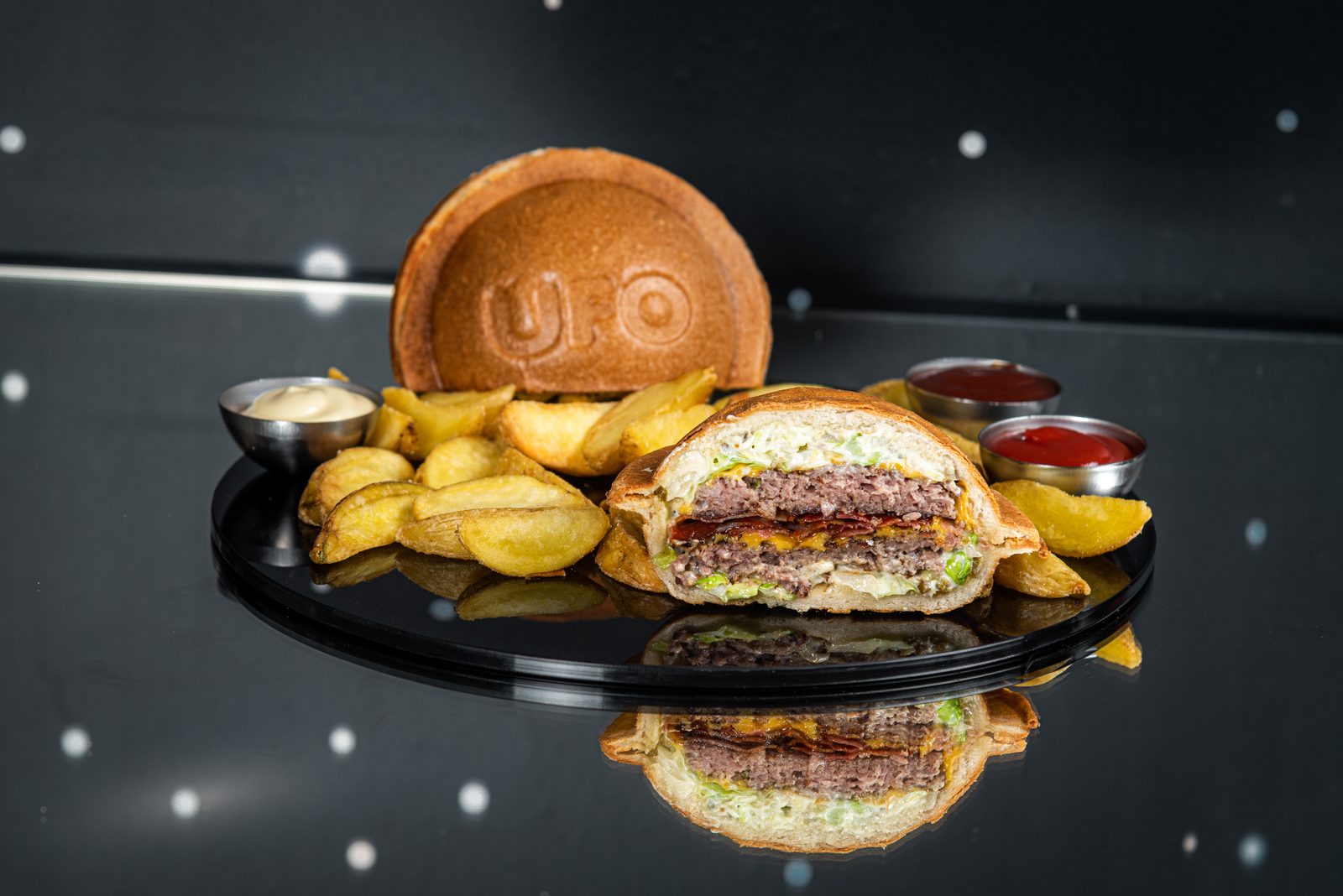 UFO burger Que Quasar — Intergalactic Diner Beograd