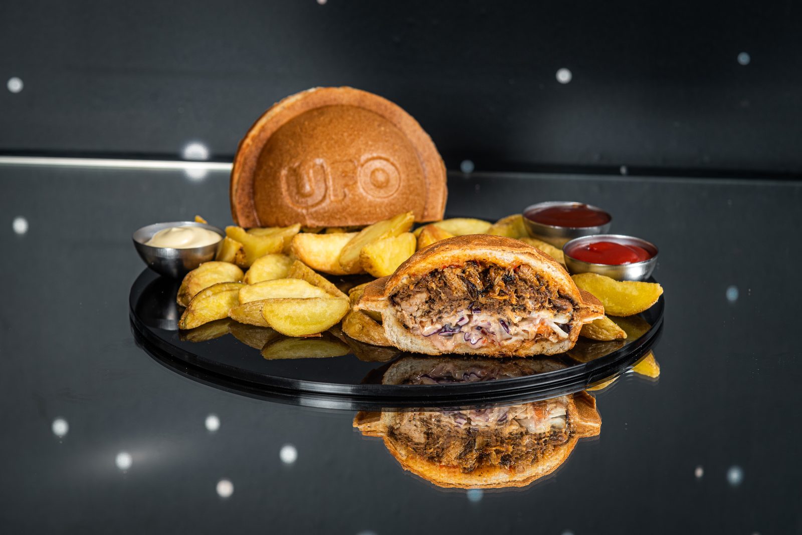 UFO burger Rocketry sa mesom svinjskih rebara — Intergalactic Diner Beograd