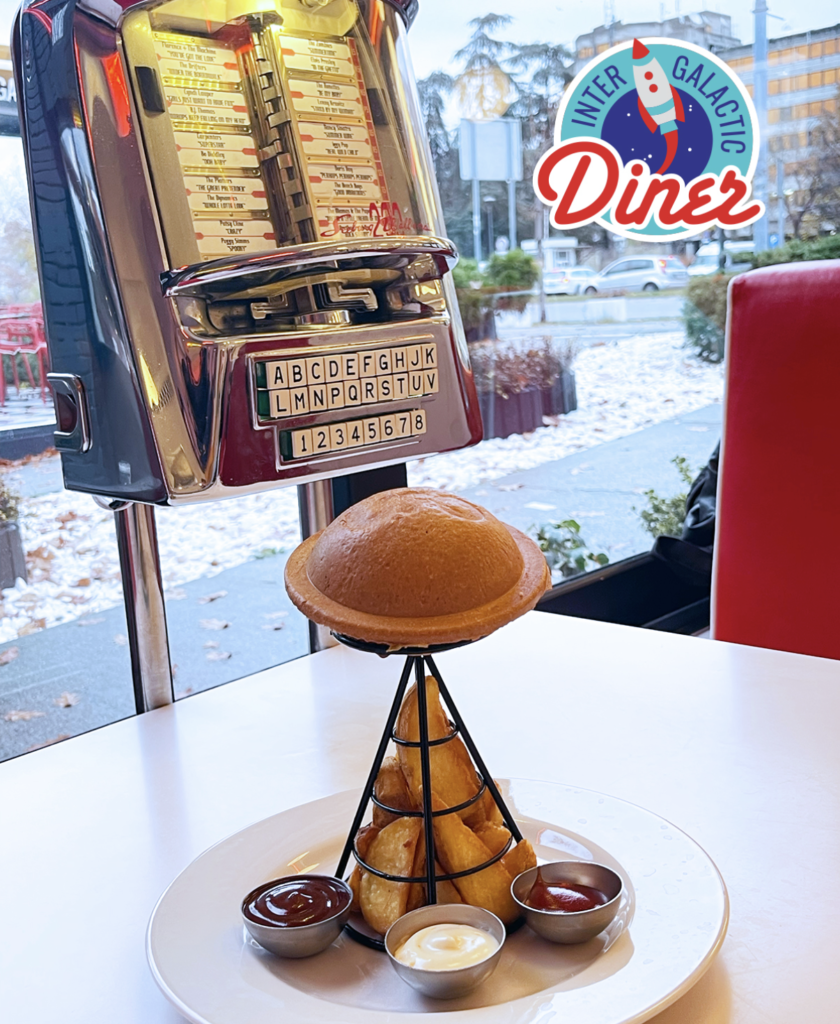 UFO zemička u Intergalactic Dineru, iznad krompir kriški i tri sosa