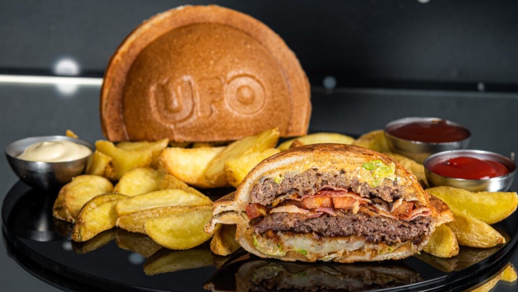 Presek UFO burgera sa junetinom, slaninicom i topljenim sirom