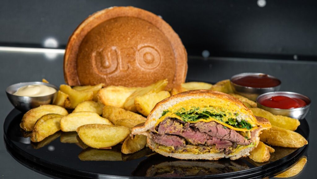 UFO burger sa biftekom, čedarom i rukolom