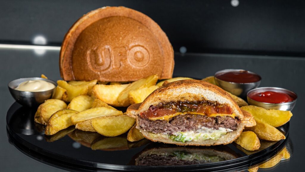 UFO burger CHEEZ sa junetinom, sirom i paradajzom, uz krompir kriške