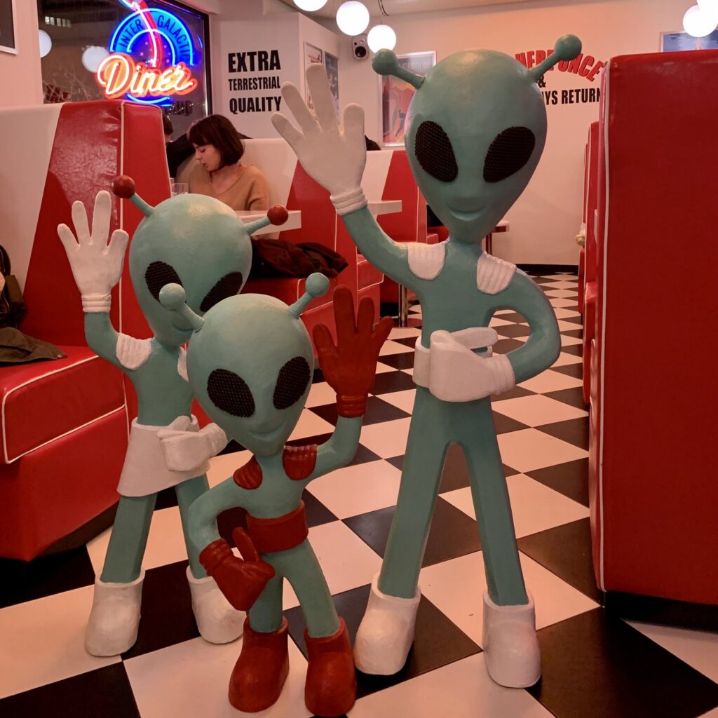 Tri vanzemaljca gospodina Pece pored crvenih separea — Intergalactic Diner Obilićev venac, Beograd