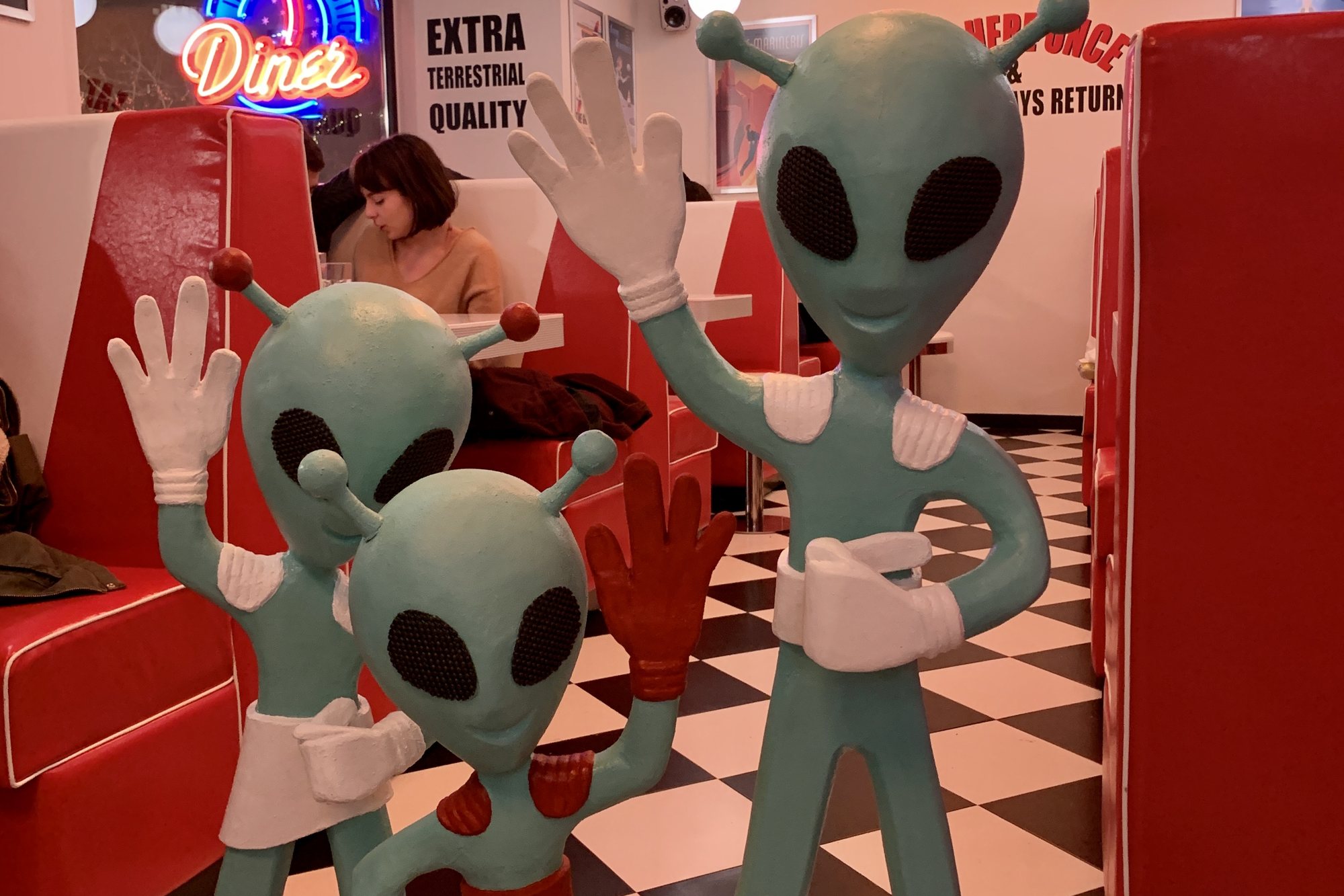 Porodica vanzemaljaca gospodina Pece u sali — Intergalactic Diner Obilićev venac, Beograd
