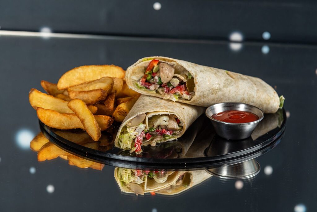 Vege rolat sa pečurkama i paprikom uz krompir kriške — Intergalactic Diner, Beograd