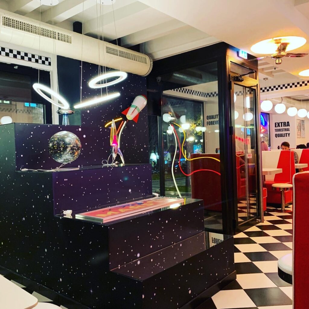 Zvezdani zid sa disko kuglom, raketom i lava lampom — Intergalactic Diner Obilićev venac, Beograd